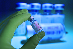 Великобритания одобрила использование антиковидной вакцины от Pfizer и BioNTech