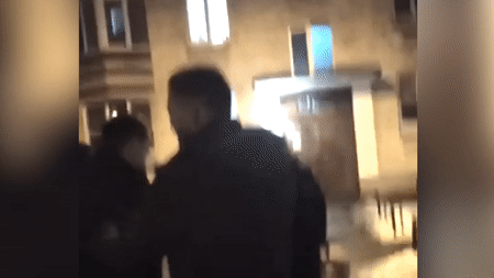 С ноги и железными трубами. В Петербурге семью жестоко избили на детской площадке — видео