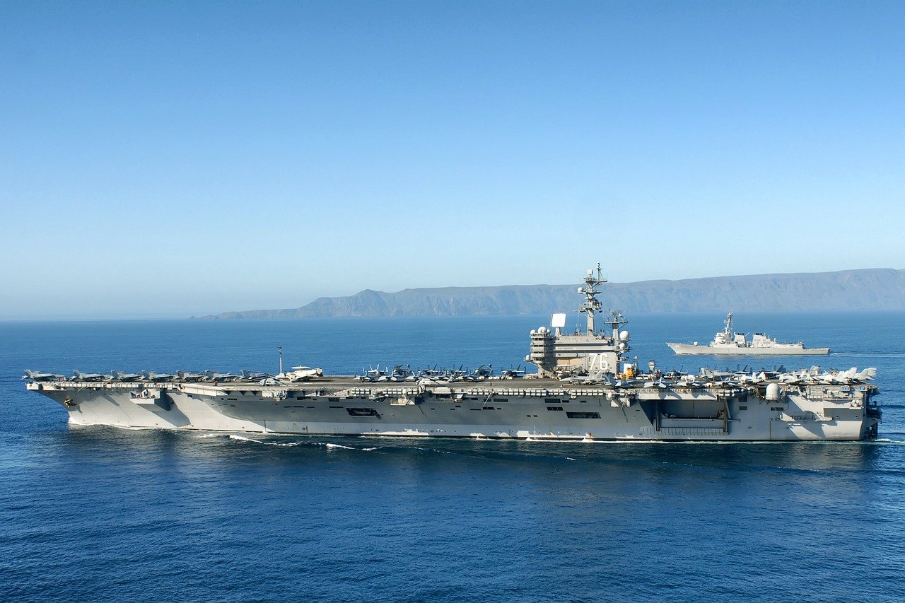 СМИ: Американскому флоту приказали более агрессивно действовать против России
