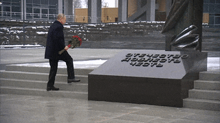 Путин возложил цветы к монументу в честь российских разведчиков — видео