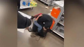 В США две афроамериканки жестоко подрались в супермаркете из-за PlayStation 5 — видео