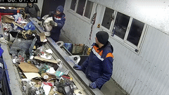 Осталось восемь жизней. В Ульяновске попало на видео спасение кота из мусорной 
