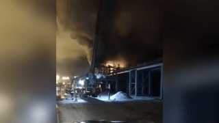Мощный пожар вспыхнул на нефтеперерабатывающем заводе в Комсомольске-на-Амуре — видео