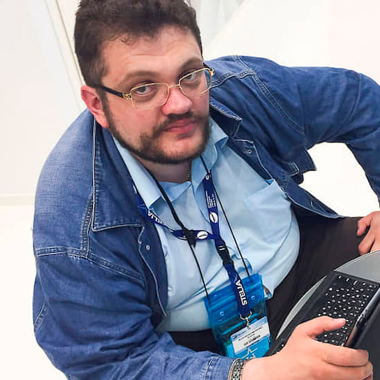 <p>Для современного корабля с массой автоматических систем экипаж оптимален. Это судно — само по себе полярная станция. На нём можно без опаски вмёрзнуть в лёд и подрейфовать. Что касается дизайна — тут нужно вспомнить судно "Фрам", на котором в Арктике бывал Руаль Амундсен. Такой корпус, как у "Северного полюса", создавался с единственной целью — держать давление льда без особенных проблем. Личные вкусы дизайнеров тут ни при чём</p>