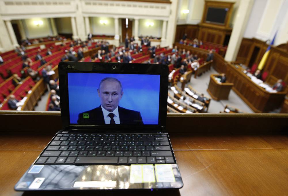 Украинскому телеканалу вынесли предупреждение из-за трансляции пресс-конференции Путина