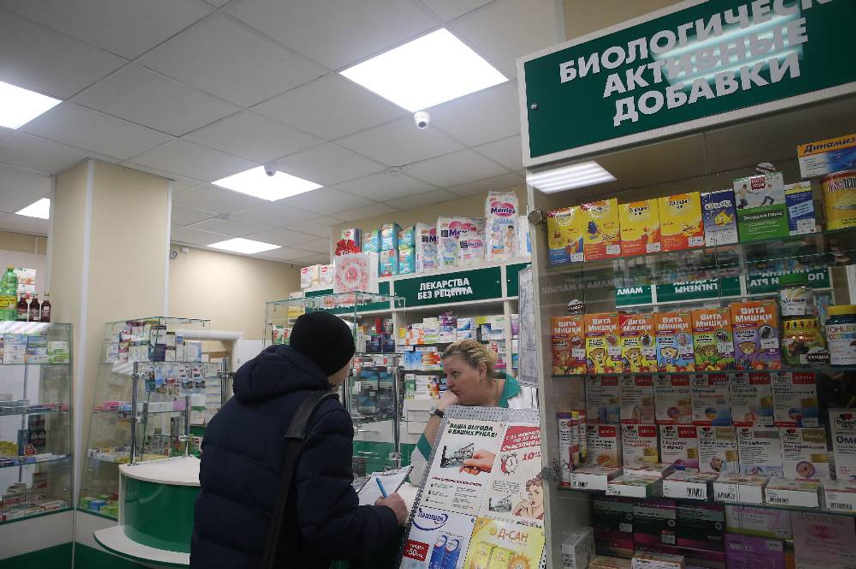 Можно сдать лекарство в аптеку. Лекарства в аптеках Москвы. Аптеки Москвы. QR код реклама в аптеке.
