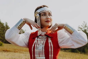 Ещё 10 ярких нарядов девушки-министра из Якутии, от декольте которой депутаты не смогли оторвать глаз