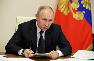 Путин подписал закон о физлицах — иностранных агентах