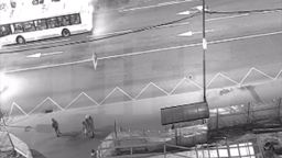 В Москве пешеход погиб под колёсами авто, когда пытался перебежать дорогу — видео