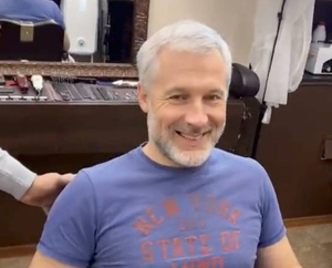 Муж из Питера пошёл на уговоры жены и помолодел на десятилетия благодаря новой причёске — видео