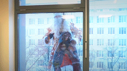 Спустились прямо с крыши. Деды Морозы — альпинисты поздравили маленьких пациентов московской больницы