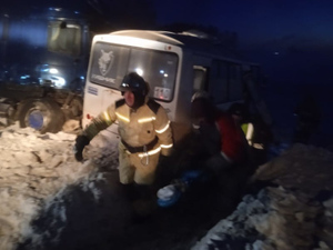 Один человек погиб и девять пострадали при столкновении автобуса с бензовозом под Новосибирском