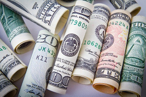 РБК: ФАС предложила запретить контракты в валюте внутри России