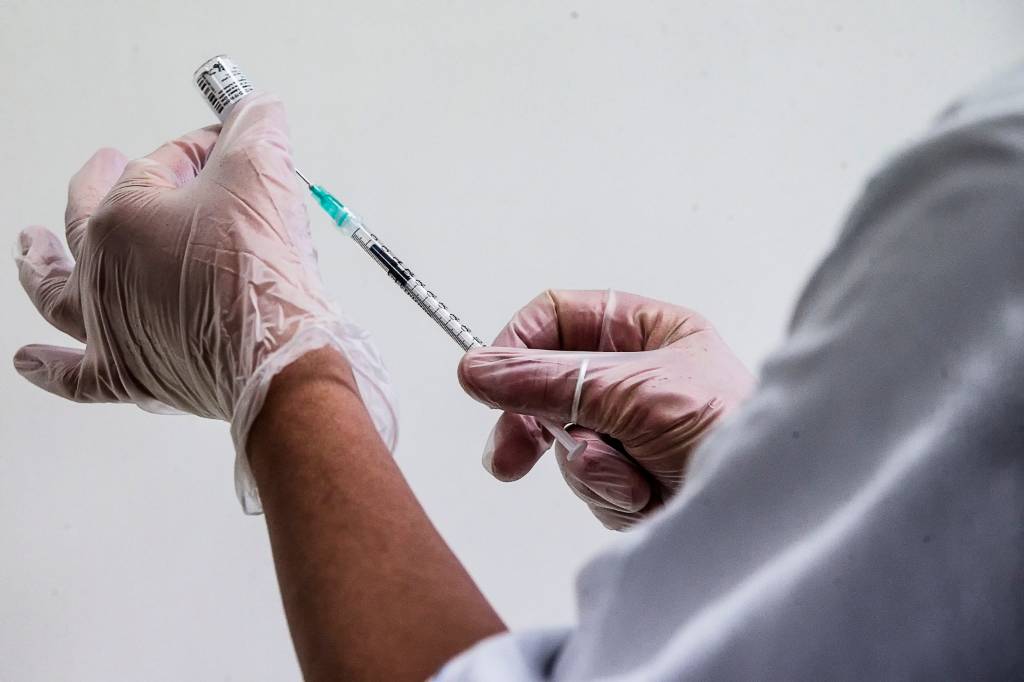 Восьми жителям Германии по ошибке вкололи пятикратную дозу вакцины от ковида
