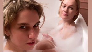 Обнажённая звезда "Папиных дочек" приняла ванну вместе с коллегой и выложила самые пикантные кадры