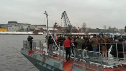 В Петербурге телеоператор не смог устоять на палубе нового корвета 