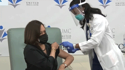 Избранный вице-президент США Камила Харрис в прямом эфире вакцинировалась от коронавируса