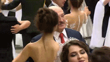 Лукашенко станцевал вальс с юной студенткой — видео