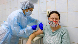 "Массовая вакцинация сейчас не нужна". Инфекционист рассказал, когда россиянам стоит сделать прививку от CoViD-19
