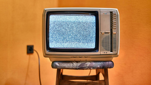 Почему телевизор лагает и как решить проблему? 6 способов — от чистки кеша до настройки Интернета