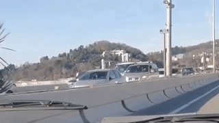 Все рванули на Кубань? Огромная пробка образовалась на одной из главных дорог Сочи — видео