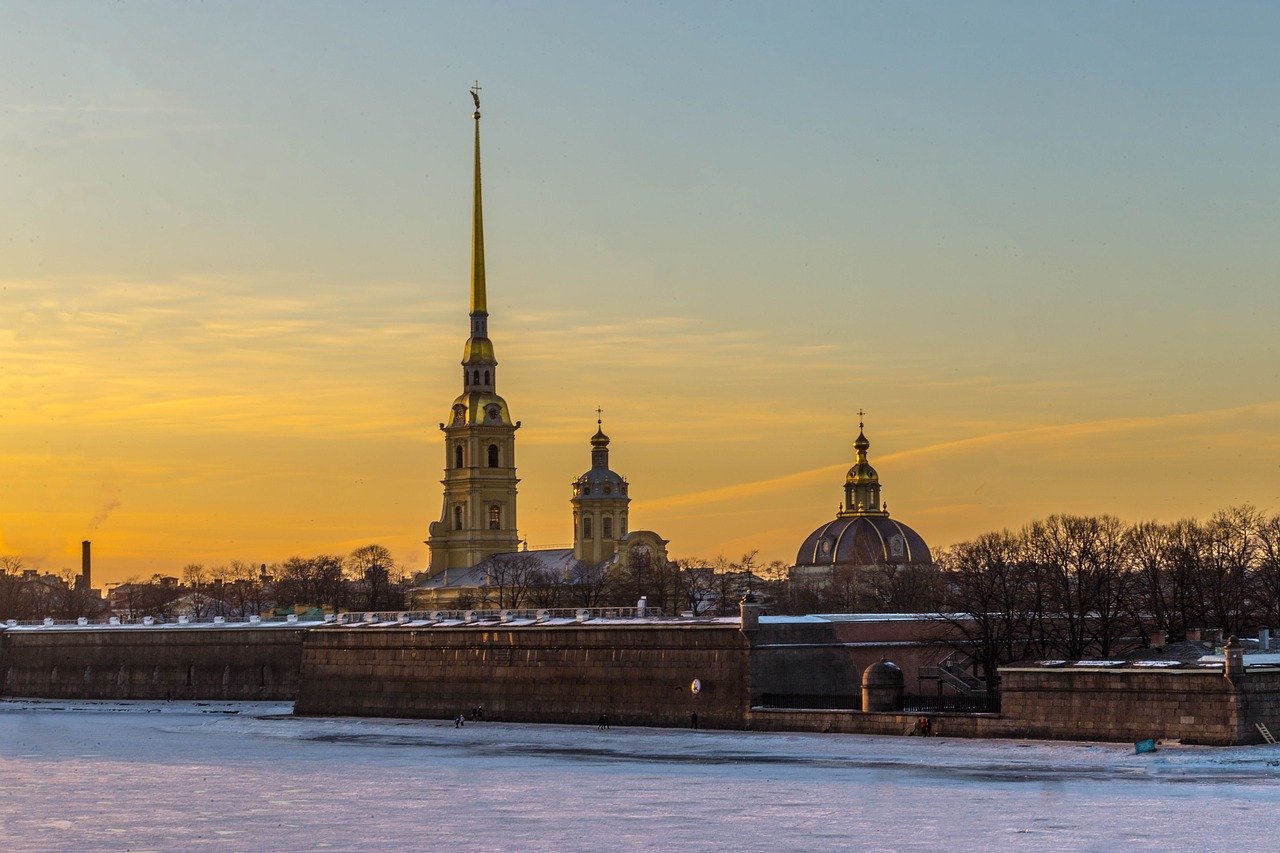 Власти Петербурга смягчили ограничения в новогодние каникулы 
