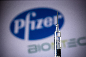Жителю Сингапура по ошибке вкололи пятикратную дозу вакцины от Pfizer и BioNTech