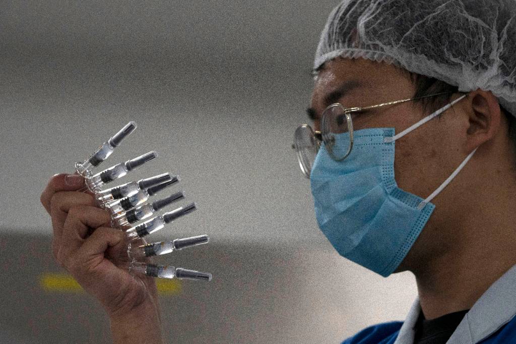 Власти Китая допустили к применению вакцину отечественной разработки