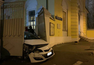 Пьяный москвич протаранил машиной ворота храма