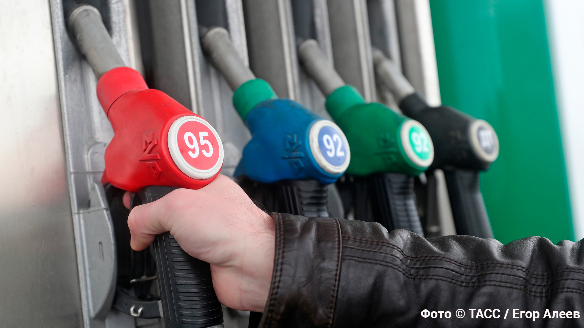 Добычу нефти увеличат. Как изменится курс рубля и цены на бензин