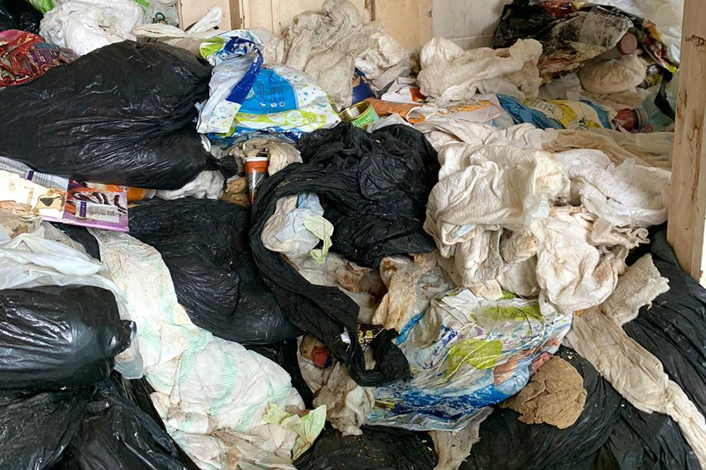 60-летняя старушка превратила свой дом в мусорку, скопив там почти 27 тонн мусора за несколько лет