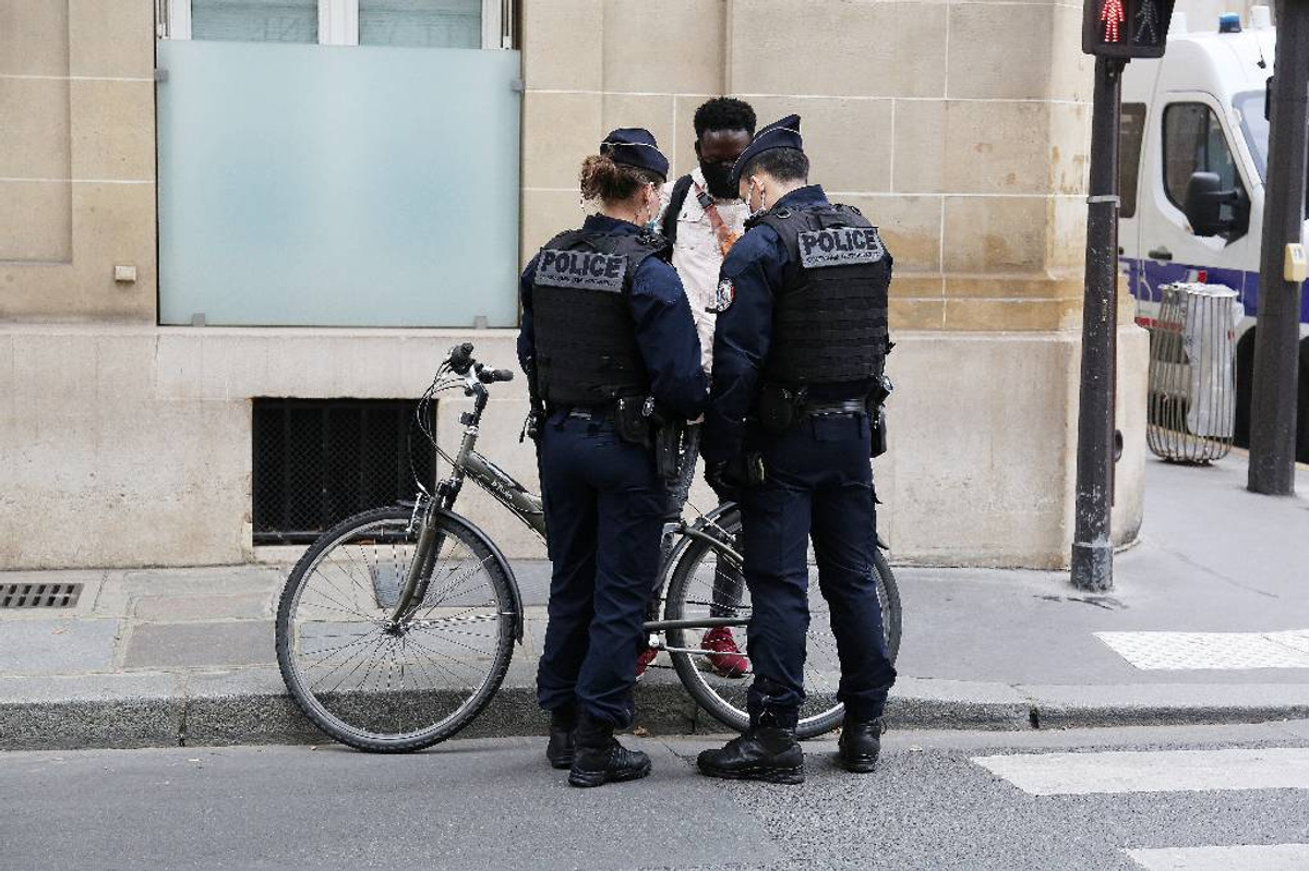 Сша обвиняют в теракте. Клип с террористами Франция. Инцидент в Дефансе в Париже фото.