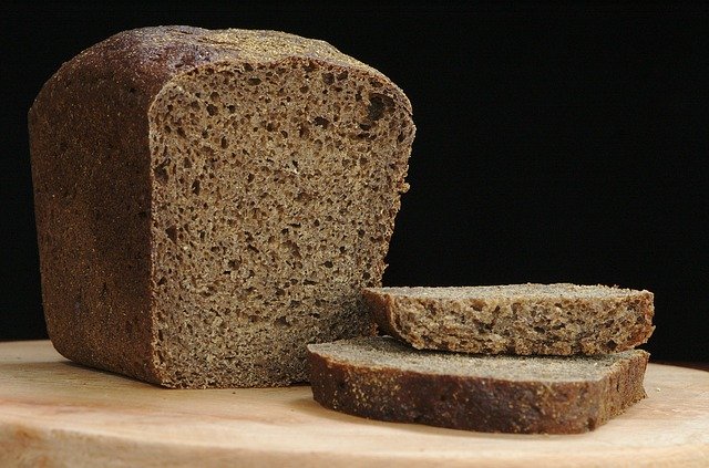 Диетолог объяснил, к чему может привести употребление чёрного хлеба