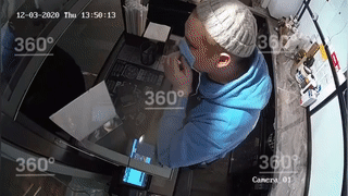 В Москве пенсионер-антимасочник плюнул в лицо бариста, обматерил и избил его тростью — видео