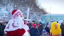 С Дедом Морозом, но без масок. На Камчатке провели масштабный утренник, несмотря на ограничения — видео