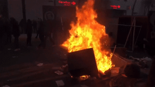 Париж в огне. Французы вышли на забастовку против принятия законопроекта 