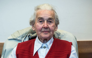 "Вы — издевательство над жертвами". В Германии приговорили к новому сроку 92-летнюю "бабушку-нацистку", отрицающую холокост