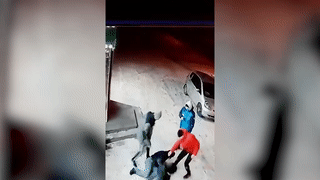 В Новосибирске банда пьяных подростков жестоко избила женщину-таксиста — видео 18+