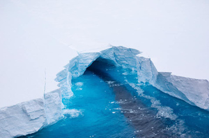 Британские военные засняли самый большой в мире айсберг