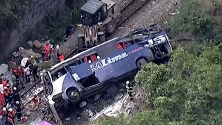 Девятнадцать человек погибли при падении автобуса с эстакады в Бразилии