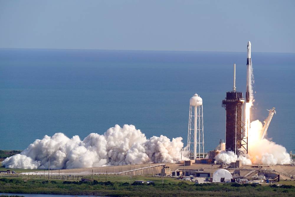Ракета-носитель Falcon 9 стартовала с мыса Канаверал с тремя тоннами груза для астронавтов МКС