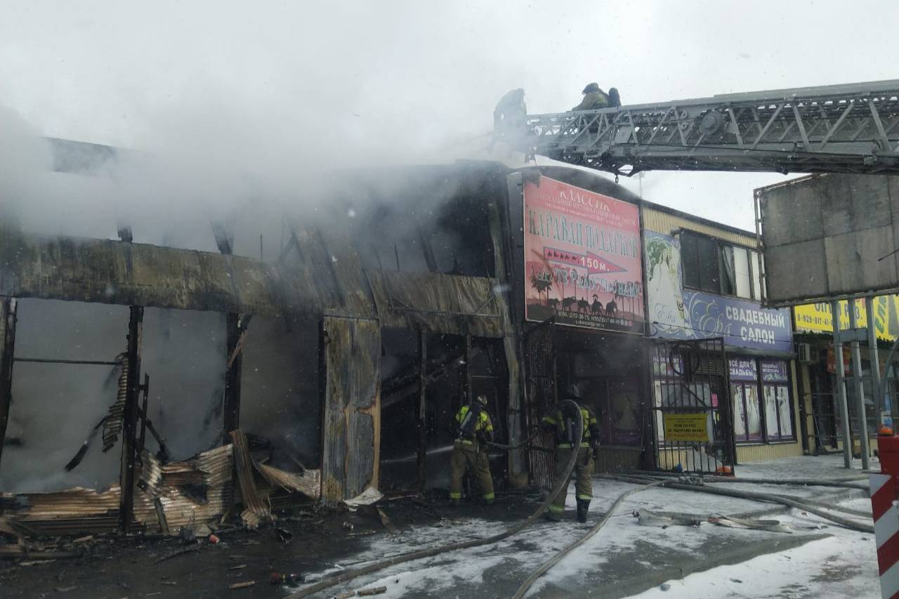 Масштабный пожар с фейерверками на рынке в Ростове-на-Дону потушили спустя сутки