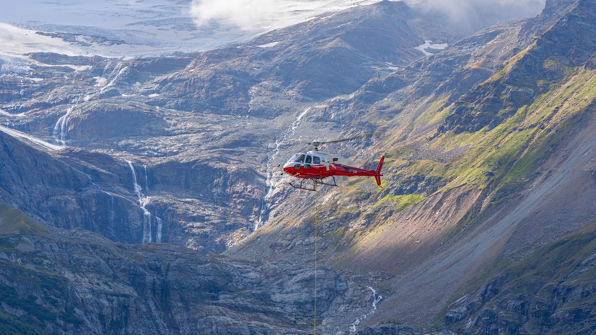 Высота 1800 метров. Вертолет в горах. Полет на вертолете над горами. Вертолет пейзаж. Полет на вертолете Альпы.