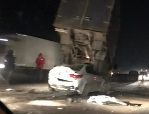 На трассе под Нижним Новгородом грузовик во время аварии "залез" на легковушку — видео