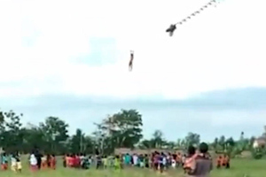 Воздушный змей поднял школьника на высоту 9 метров, пока толпа беспомощно кричала — видео падения