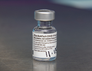 В США умерло шесть участников испытаний вакцины Pfizer от ковида. Биолог объяснила, как это скажется на её использовании