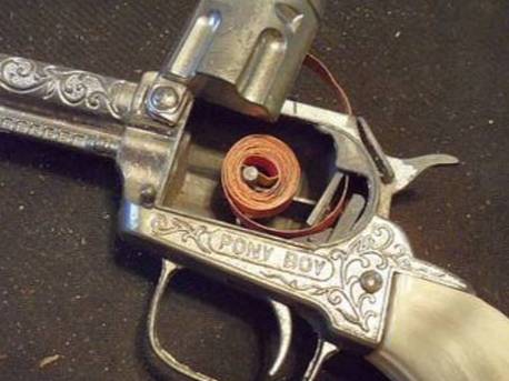 Игрушечный револьвер с пистонами. Фото © Facebook / Do You Remember When