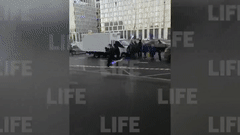 "Да он еле стоит!" В Москве водитель "газели" въехал в легковушку, заперся и пригрозил суицидом