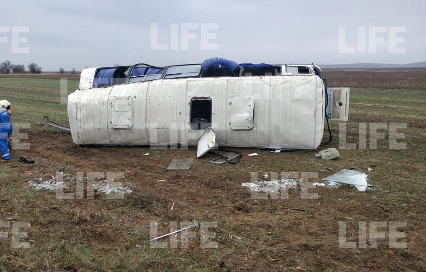 Автобус с нефтяниками перевернулся на трассе в Краснодарском крае. Есть пострадавшие