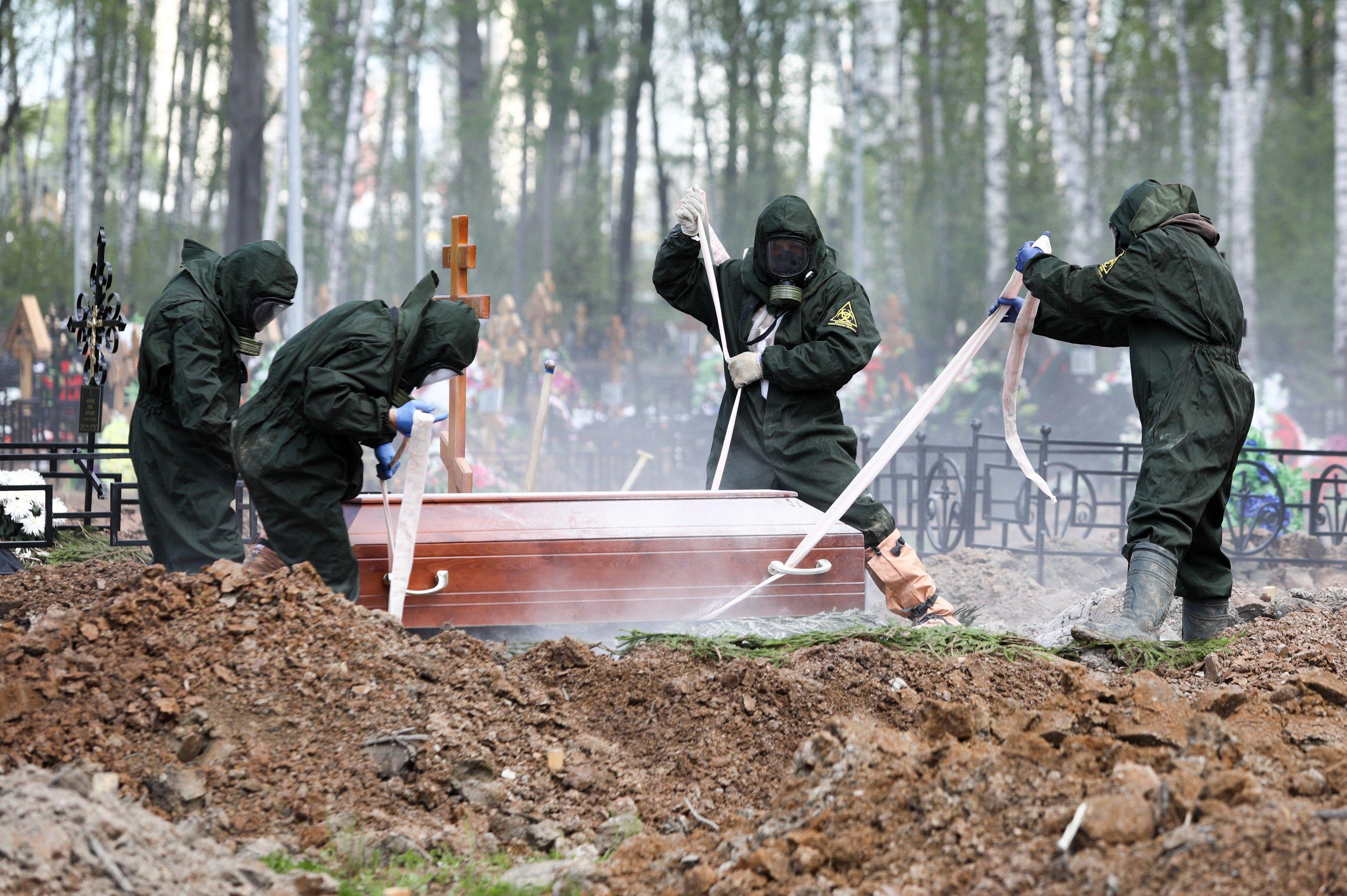 Другие гибнут. Кладбище погибших от коронавируса.